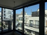 ザ・レジデンス市谷台町 開放的な窓から市街地を望むバルコニーの様子