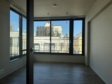 ザ・レジデンス市谷台町 大きな窓から都市風景を眺める開放的なバルコニー付きの居室