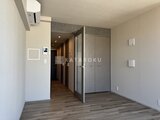 ザ・レジデンス市谷台町 玄関から居室へ続く廊下と大型クローゼットのある開放的な空間