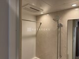 ザ・レジデンス市谷台町 天井埋込みエアコン付きの落ち着いた雰囲気のバスルーム