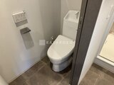 ザ・レジデンス市谷台町 温水洗浄便座付きの清潔感のあるトイレ空間