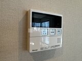 ザ・レジデンス市谷台町 ガス給湯器の操作パネル、シンプルな機能配置でモダンな印象