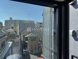 ザ・レジデンス市谷台町 開放的なバルコニーから街並みを見下ろす様子