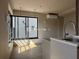 ザ・レジデンス市谷台町 開放的なバルコニーへ続く、光がたっぷり入るダイニングキッチン