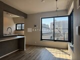 ザ・レジデンス市谷台町 開放的な窓から自然光が差し込むダイニングキッチン空間