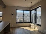 ザ・レジデンス市谷台町 大きな窓から日光が注ぐ明るいリビングダイニング