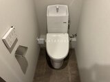 ザ・レジデンス市谷台町 温水洗浄便座付きのモダンなトイレ空間