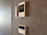 ザ・レジデンス市谷台町 インターホンとエアコン操作パネルが備わった壁面