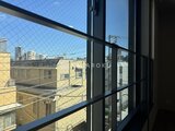 ザ・レジデンス市谷台町 安全柵越しに街並みが見える窓からの眺望
