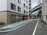 ラヴィエール新板橋 駐車場と建物エントランスを備えた落ち着いた印象の外観