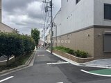ラヴィエール新板橋 建物側面から見た落ち着いた印象の駐車場エントランス
