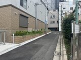 ラヴィエール新板橋 建物前面の広めなアプローチから見た外観と緑化スペースの様子