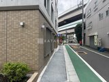 ラヴィエール新板橋 前面道路から見た建物の落ち着いた外観と周辺環境