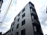 ラヴィエール新板橋 各階にバルコニー付きのモダンな外観の建物