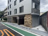 ラヴィエール新板橋 建物1階の駐車スペースと自転車置き場を備えたエントランス周辺
