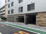 ラヴィエール新板橋 駐車場を備えた建物のモダンなエントランス部分
