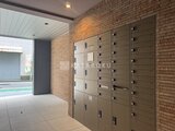 ラヴィエール新板橋 レンガ張りの壁が落ち着いた印象の共用玄関ホールと宅配ボックス