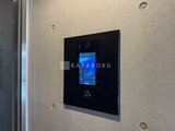 ラヴィエール新板橋 共用部に設置されたモダンな玄関の防犯カメラ付きインターホン