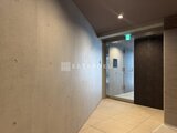 ラヴィエール新板橋 エレベーター前のモダンな共用通路