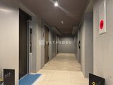 ラヴィエール新板橋 共用廊下から見た複数の住戸入口と落ち着いた雰囲気の通路