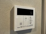 ラヴィエール新板橋 リンナイ製給湯器の操作パネルが壁に設置された様子