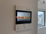 ラヴィエール新板橋 壁に取り付けられたモダンなホームセキュリティモニター
