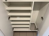 ラヴィエール新板橋 複数の棚板が備わった開放的な収納スペース