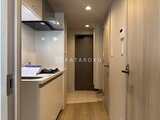 ラヴィエール新板橋 コンパクトで機能的なキッチンと廊下の様子