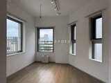 ラヴィエール新板橋 複数の窓から光が差し込む明るい洋室