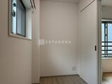 ラヴィエール新板橋 窓からの採光が心地よい、落ち着いた印象の洋室空間