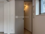 ラヴィエール新板橋 廊下から玄関へと続く落ち着いた色合いの通路