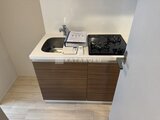 ラヴィエール新板橋 ガスコンロと流し台がコンパクトにまとまったキッチンスペース