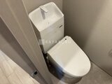 ラヴィエール新板橋 温水洗浄便座と上部に手洗い機能が付いたモダンなトイレ
