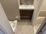 ラヴィエール新板橋 洗面台と温水便座トイレが配置されたコンパクトな洗面所