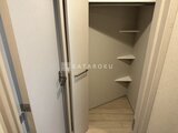 ラヴィエール新板橋 ウォークインクローゼット内部に設けられた可動棚の様子