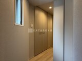 ラヴィエール新板橋 明るい照明が心地よい廊下と大型クローゼット
