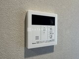 ラヴィエール新板橋 給湯リモコンが壁に設置された様子