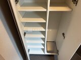 ラヴィエール新板橋 可動式シェルフ付きの広めの玄関収納スペース