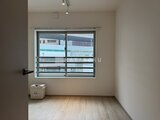 ラヴィエール新板橋 明るい日射しが入る窓と木調フローリングの洋室