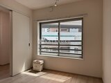 ラヴィエール新板橋 明るい光が入る窓と落ち着いた色合いの洋室