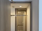 ラヴィエール新板橋 明るく開放的なエレベーターホールから玄関への通路