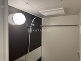 ラヴィエール新板橋 モダンな浴室、黒いアクセントパネルと丸い照明が印象的