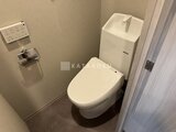 ラヴィエール新板橋 温水洗浄便座付きのモダンなトイレ空間