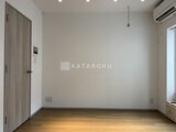 ラヴィエール新板橋 明るい照明が照らす、ゆとりのある洋室の様子