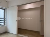 ラヴィエール新板橋 明るい窓採光の寝室と引き戸クローゼットの様子