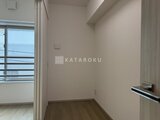 ラヴィエール新板橋 バルコニーへ繋がる明るいキッチンスペース
