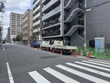 アーバネックス両国レジデンス 前面道路から見た建物と周辺街並みの様子
