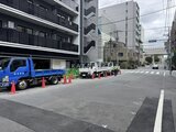 アーバネックス両国レジデンス 建物前の広場に停まる車両と周辺街並みの様子