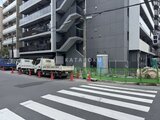 アーバネックス両国レジデンス 前面道路と横断歩道から見たモダンな建物外観