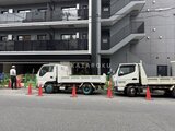 アーバネックス両国レジデンス 建物前のエントランスロードと駐車スペースの様子